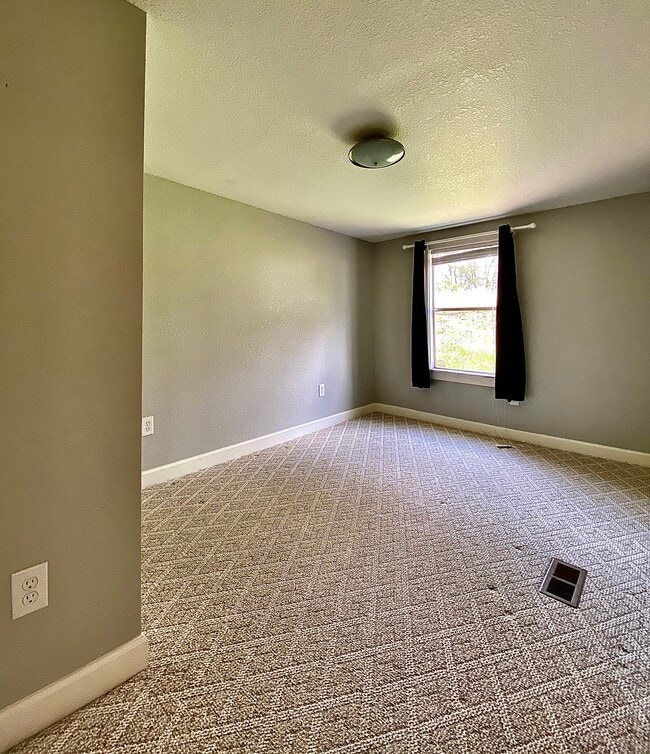 Building Photo - Rossen Retreat