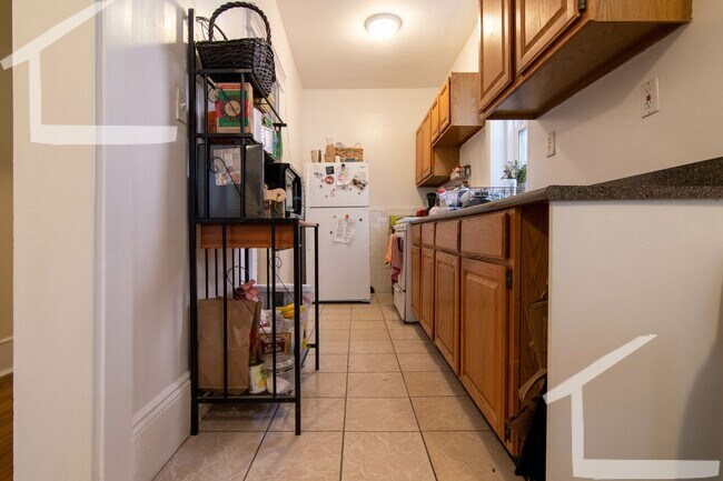 Building Photo - No Brokers Fee,3 Bedrooms unit on Coolidge Corner, Laundry on a Site, Heat, Hot Water Included