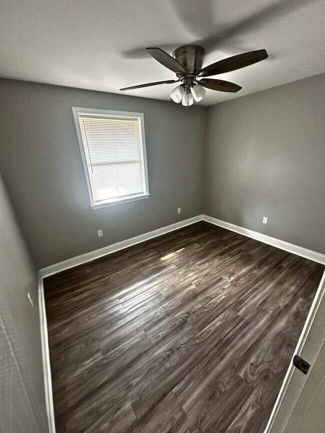 Building Photo - 300 Maple St