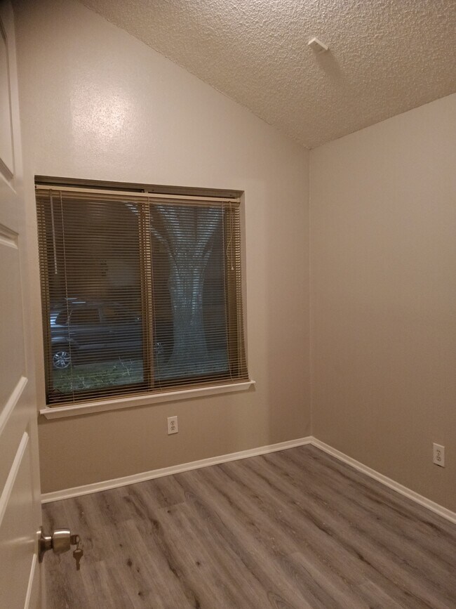This beautiful property is a three-bedroom two-bathroom double garage. Newly renovated and very tast - 2932 Meadowgrass Ln