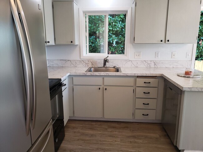 Building Photo - Charming Milwaukie House with Beautiful Ba...