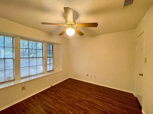 Building Photo - Move-In Special. ½ off the first full month's rent with a 12-month lease.