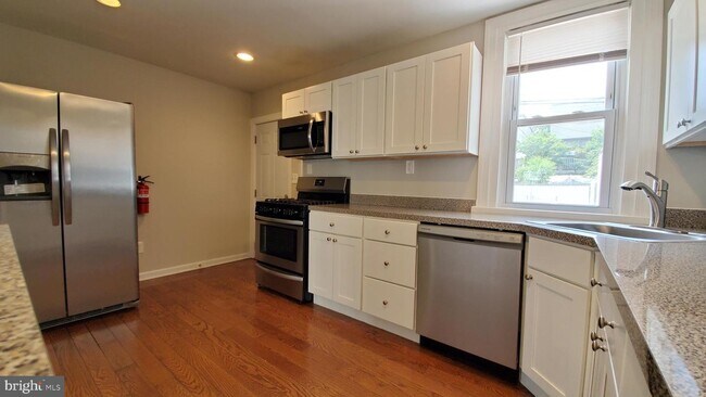 Building Photo - 136 Westdale Rd