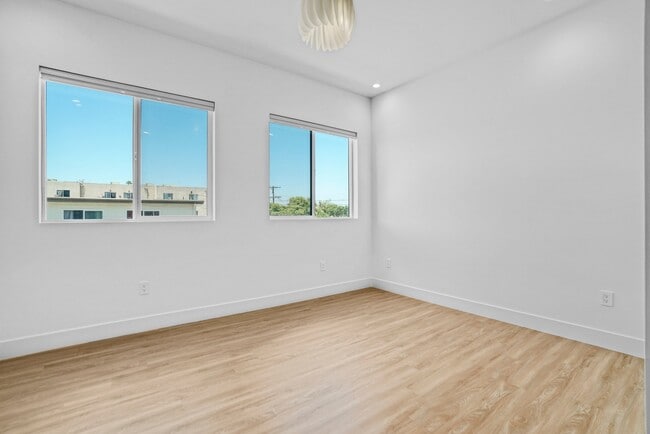 Building Photo - 4800-4802 S Slauson Ave
