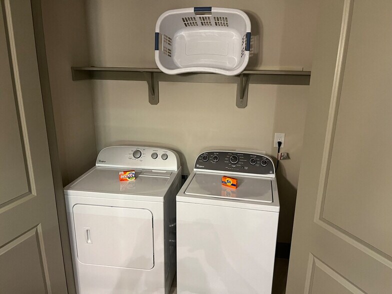 Building Photo - 5655 Carnegie Blvd