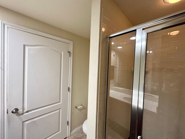 Building Photo - 2/2 Condo Near UT!