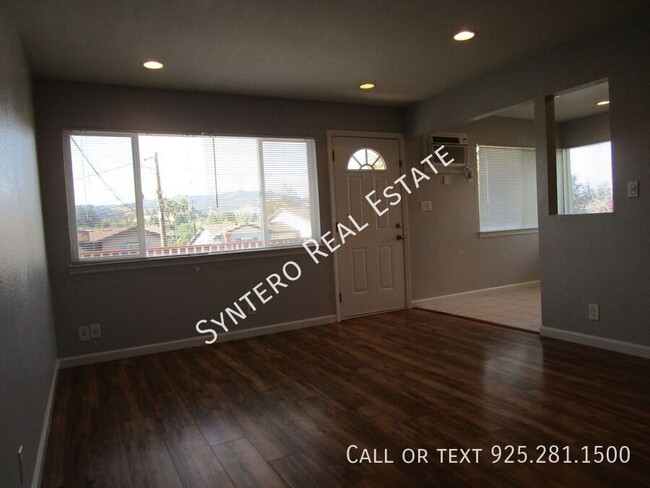 Building Photo - Upstairs 2 Bedroom/1 Bath Apartment with G...