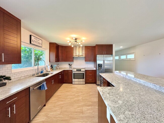 Building Photo - Fully Furnished 4 BD/3 BA Home in Mariner's Ridge!! Includes 1 Garage PRKG, W/D, Sep. Studio, & G...