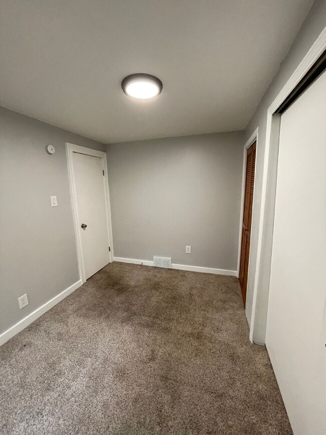 Building Photo - Renovated 2 bed 1 bath apartment in South Side!