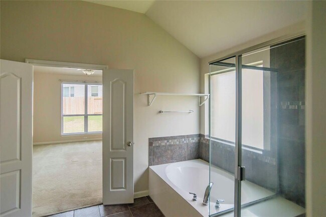 Building Photo - 2542 Ravenwood Dr