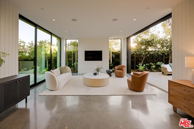 Building Photo - 901 Flower Ave