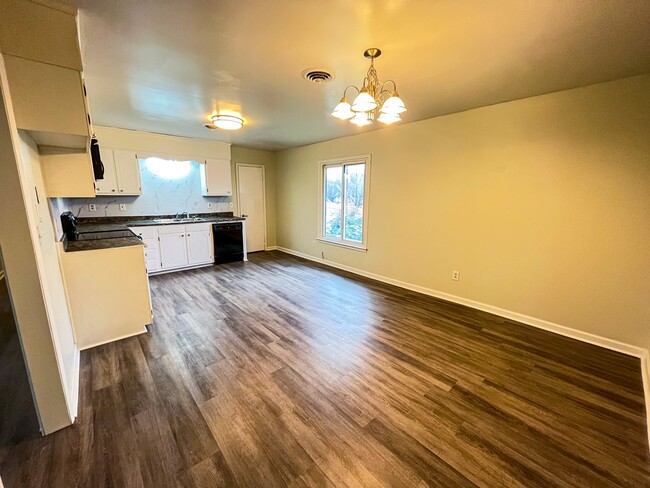 Building Photo - Cozy 3 Bedroom, 1 1/2 Bathroom Near Downto...