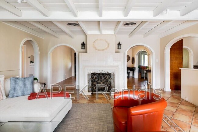 Building Photo - 477 E Vía Colusa