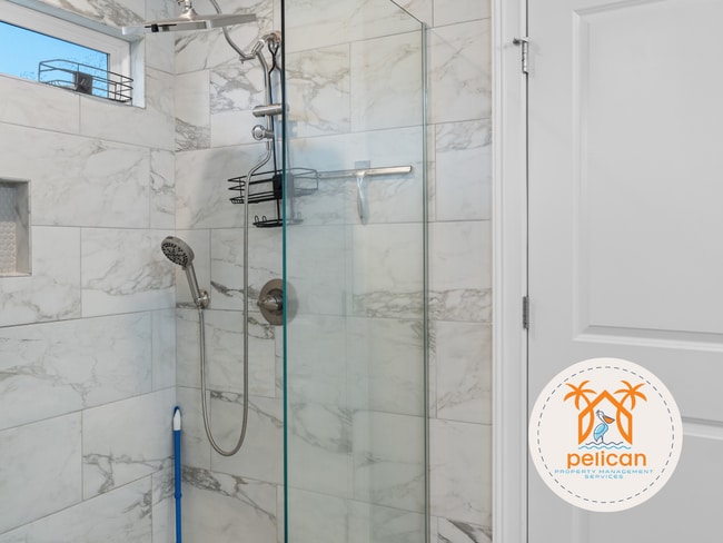 Building Photo - Stunning Home in East Navarre