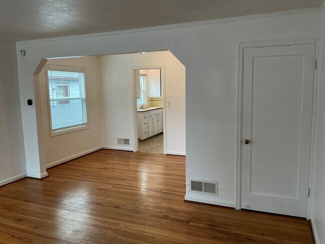 Building Photo - 1178000