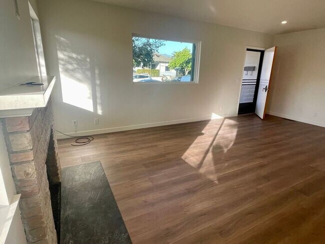 Building Photo - Updated Two Bedroom Home - Available October