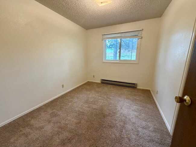 Building Photo - Main level two bedroom, one bathroom close to Greenway!