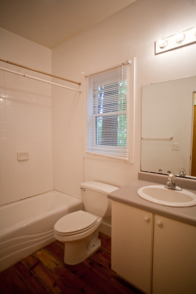 Building Photo - Great house with hardwood floors! Walk to ...