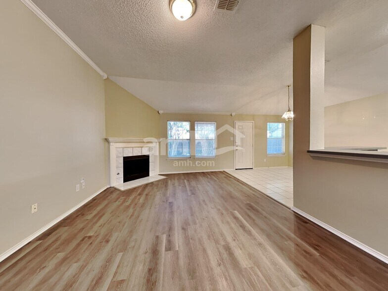 Building Photo - 3207 Athens Dr