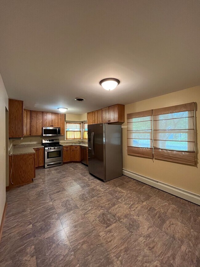Building Photo - Beautiful 3 Bedroom Home in Normal!