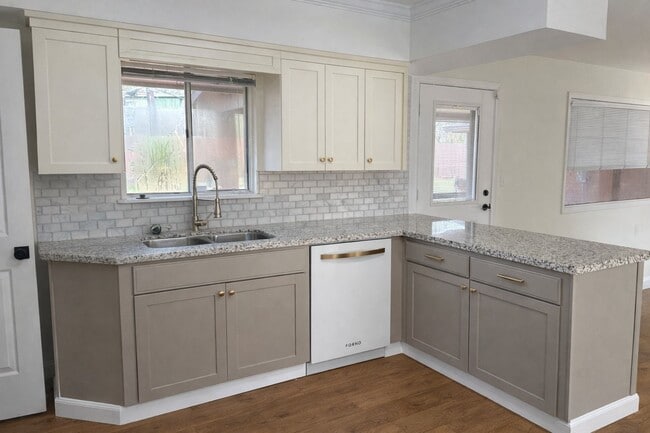 Building Photo - 2515 Baycrest Dr