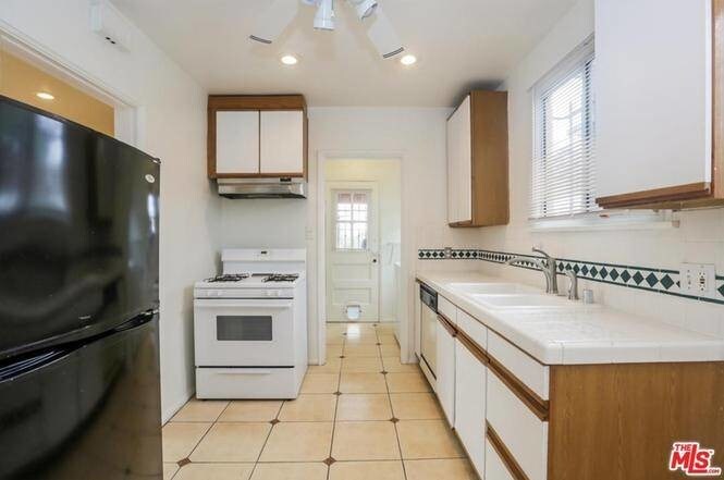 Building Photo - 1329 S Cloverdale Ave