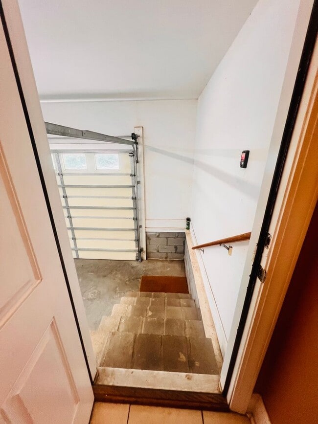 Building Photo - Tucked Away 3 Bedroom Gem on Private Road ...