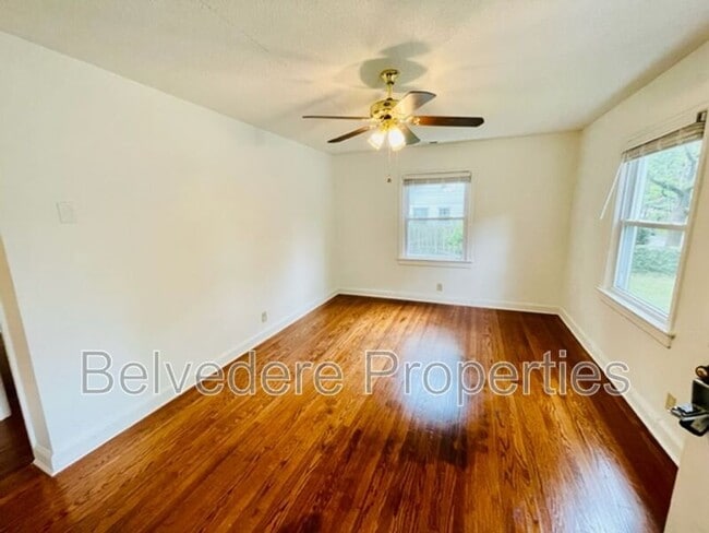 Building Photo - 2718 Robin Hood Dr