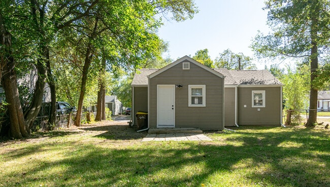 Building Photo - 3541 Blackstone Ave