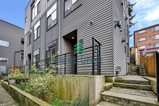 Building Photo - Charming 2-Bed, 2-Bath Townhouse Retreat in Seattle's Vibrant Heart – 1100 Sq Ft of Modern Living!