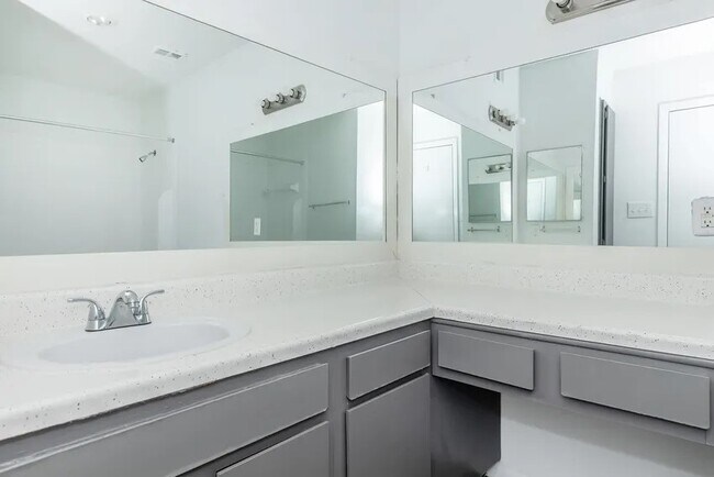 Building Photo - 4400 Memorial Dr