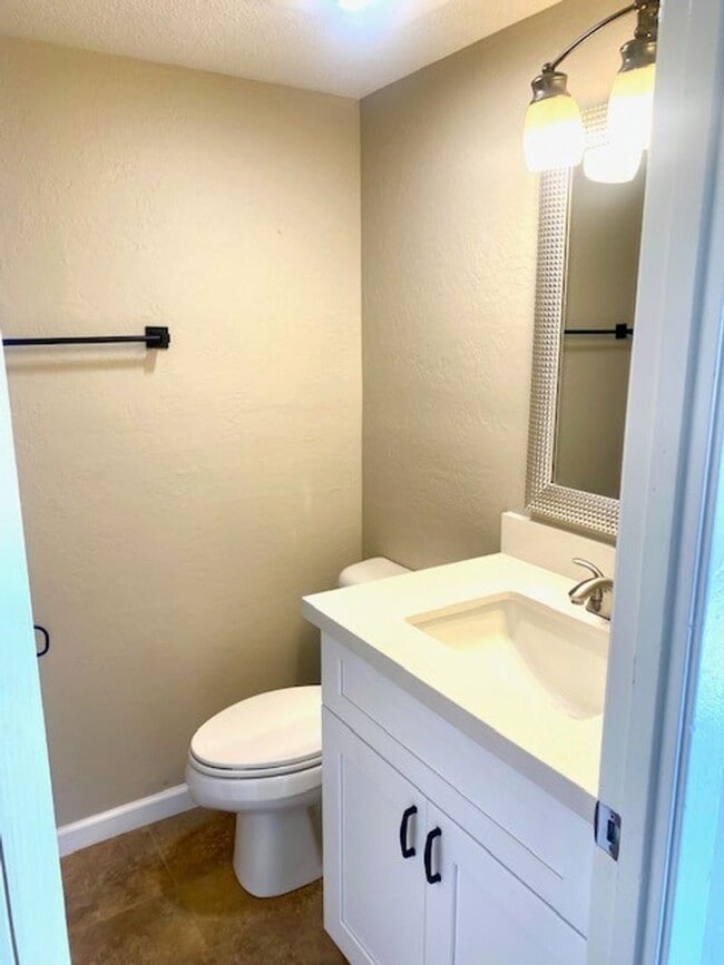 Building Photo - Great 4 Bedroom Home, Location, location!