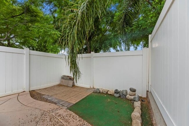 Building Photo - Beautiful 3 bedroom townhouse available fo...