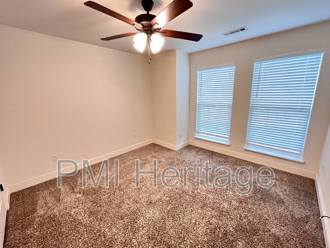 Building Photo - 6002 NW Meade St