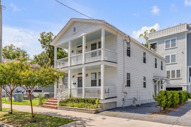 Building Photo - Fully Furnished Downtown Rental