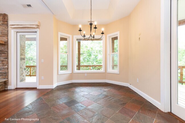 Building Photo - 370 Country Club Dr
