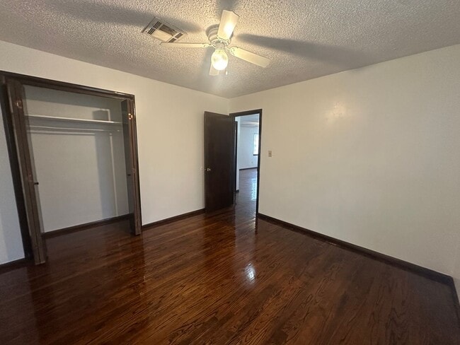 Building Photo - 4 Bed, 2 Bath, 2 dInng, 2 Living