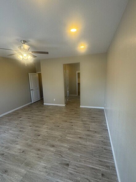 Building Photo - 15235 S Country Club Dr