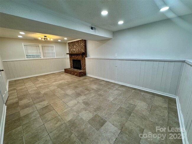 Building Photo - 707 Regency Dr