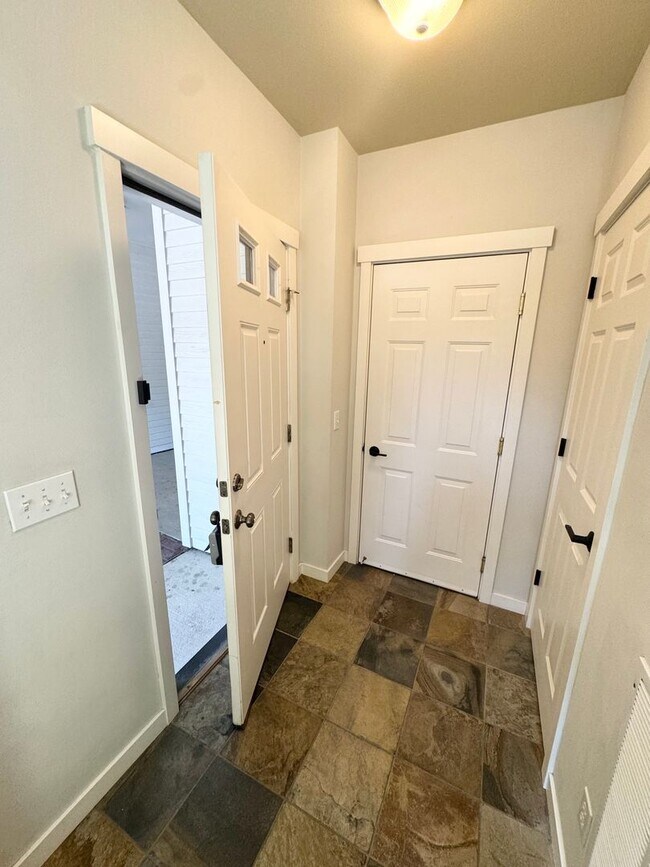 Building Photo - Spacious is Aqua Highlands one bedroom plu...