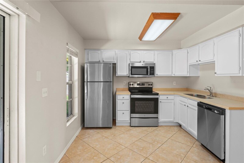 Building Photo - 4932 Hi Vista Cir
