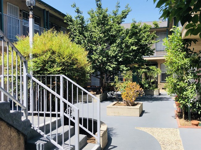 Building Photo - 410 S Sierra Madre Blvd