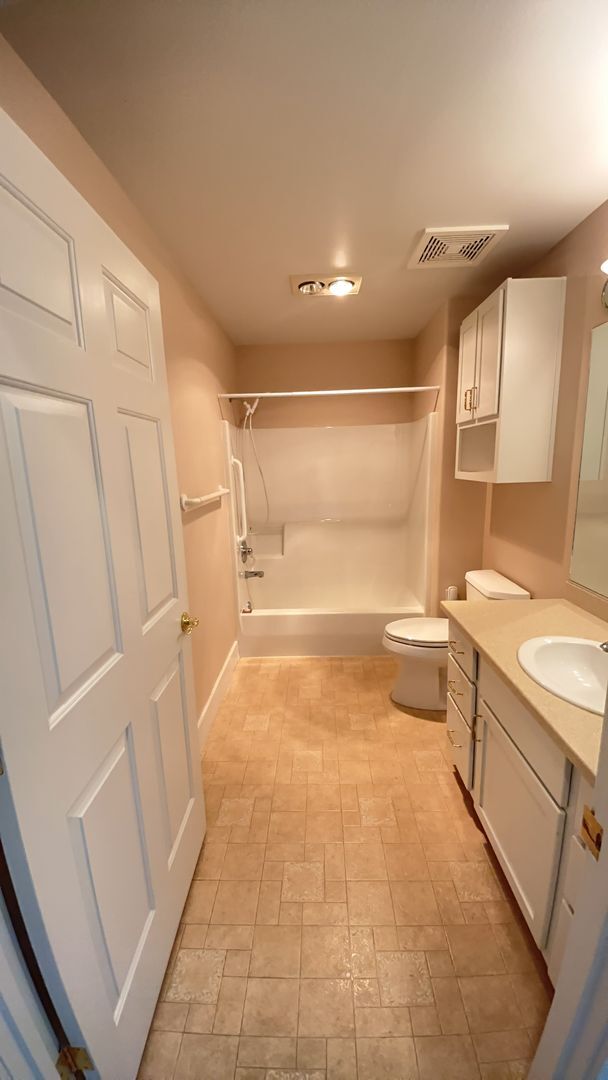Building Photo - Two Bedroom Condo in the Exclusive Mountai...