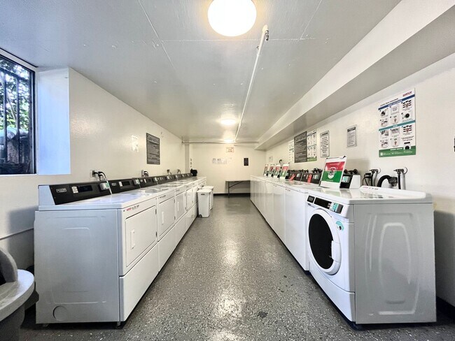 Building Photo - Perfectly situated 2 bedroom and 2 bathroom !