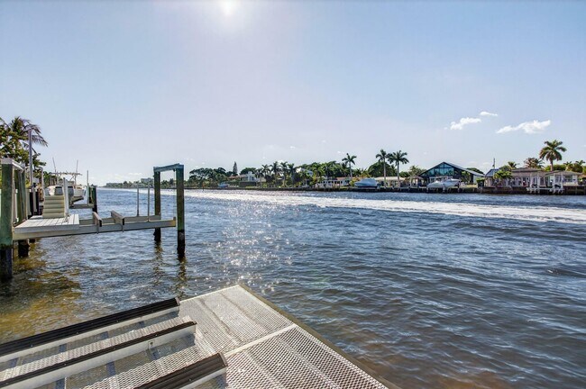 Building Photo - 513 S Riverside Dr