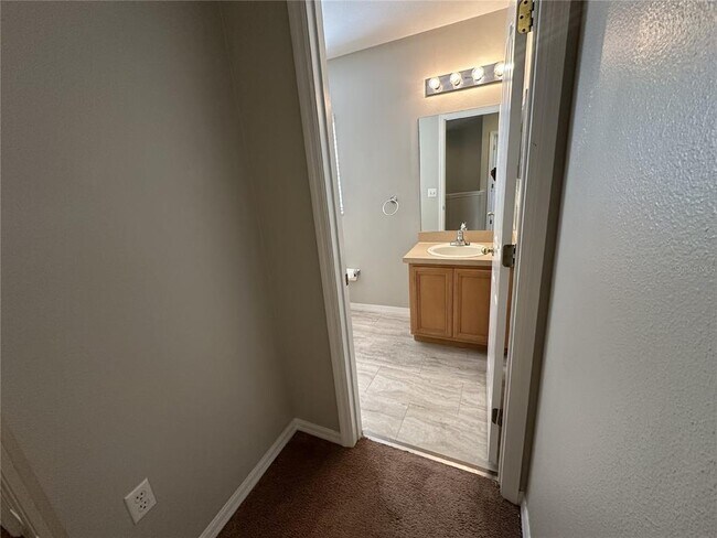 Building Photo - 6955 Lake Eaglebrooke Dr