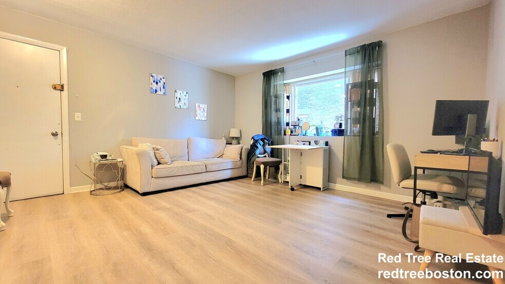 Building Photo - 200 Kelton St