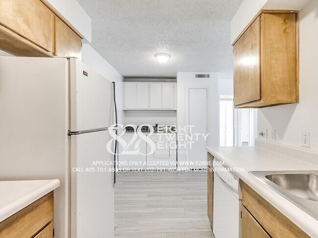 Building Photo - AVAILABLE NOW! 2 bed/1 bath Apartment at W...