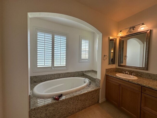 Building Photo - Stunning Executive home with loads of cust...
