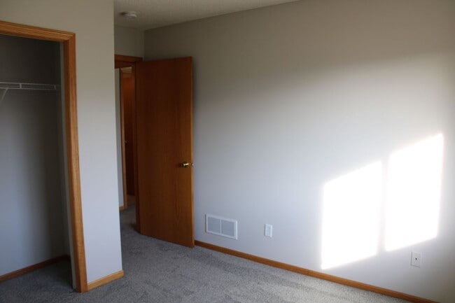 Building Photo - Charming 2BR/2BA Townhome in Prime Location